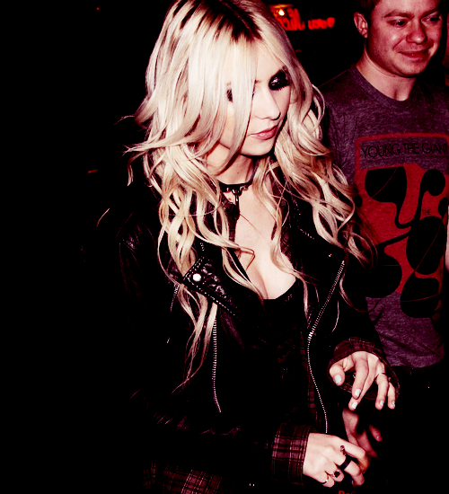 60 DAYS TAYLOR MOMSEN CANDIDS/APPEARANCES | #2 Leaving Her Hotel Heading to VIP Room Nightclub in Paris (2011) 