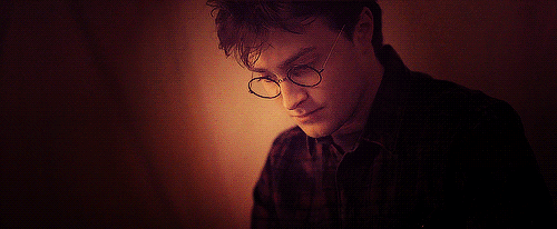 crestas: “…and after a while Harry found himself taking it out simply to stare at Ginny’s name in the girls’ dormitory, wondering whether the instensity with which he gazed at it might break into her sleep, that she would somehow know he was thinking about her, hoping that she was all right.” 