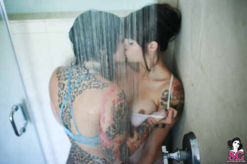Tattooed lesbian girls kissing