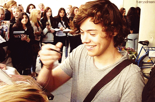 horantheworld-curlsxo :Dimples. Unf. 