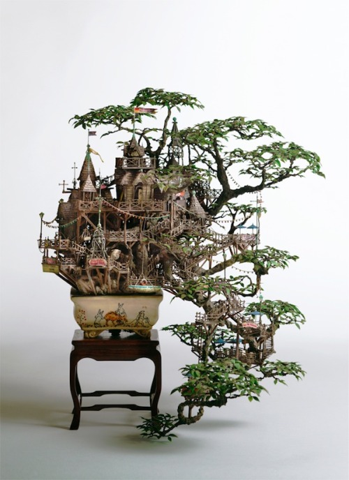 lissuin:

thedailywhat:

Mini Tree Castle of the Day: Japanese...