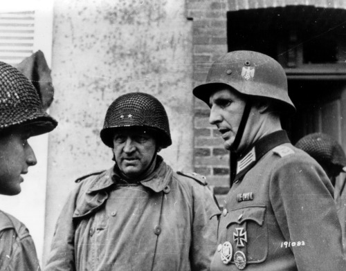 ausschreitungen: Major General Manton Eddy and another American officer speaking to a captured German officer. Cherbourg, France. June 26th-27th, 1944 