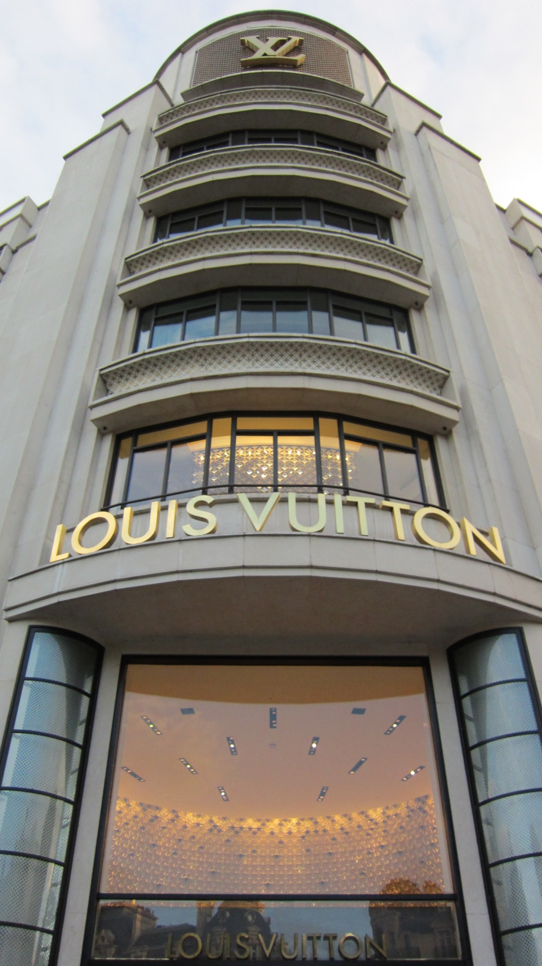 #9829;Louis Vuitton – Paris Station Shop