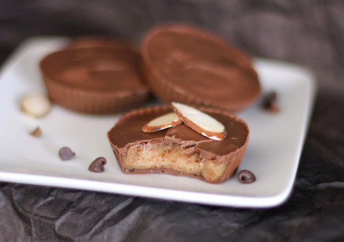 diet-killers: (via chockohlawtay: Almond Joy Chocolate Candy Cups) 