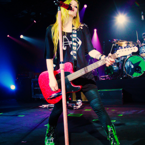  24/100 pictures of Avril Lavigne 