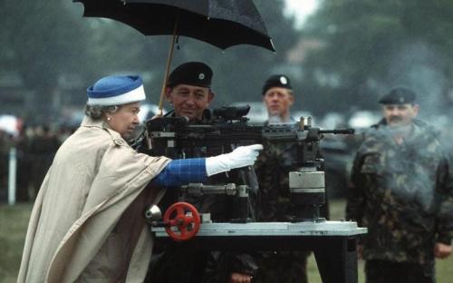 longhornbambam: Queen Elizabeth II firing an SA80 - Imgur 