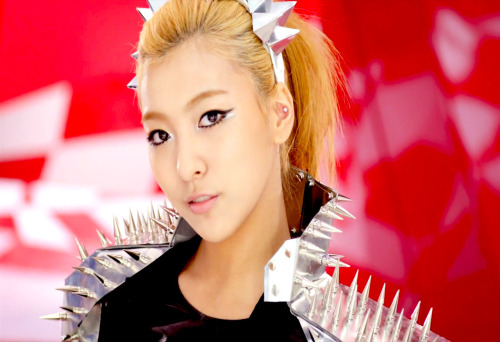 Stage name: Luna Birth name: Park Sunyoung Date of birth: 12 August 1993 Nationality: Korean Solo/Band: F(x) Position: Vocalist, dancer Fanbase: Lunatics Additional occupations: Hosting (TV), Actor