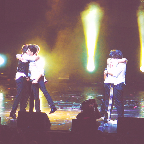 larryforever1d: 07/01/12 (x) this makes me want to cry 
