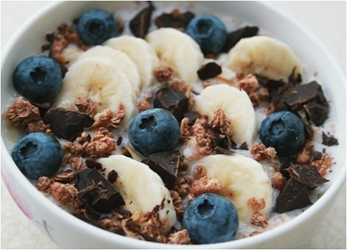 in-my-mouth: Granola, Chocolate Chunks and Blueberries in Milk 