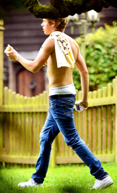 1ddailyjournalhqphotos: Nialler at the studio - 8th August.