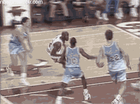 Jordan anotando la canasta voladora en un partido de los Bulls ante los Nets