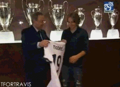 tumblr m9f1f5uipU1qddnsso4 250 GIFS: Luka Modric meets Florentino Perez & signs Real Madrid contract