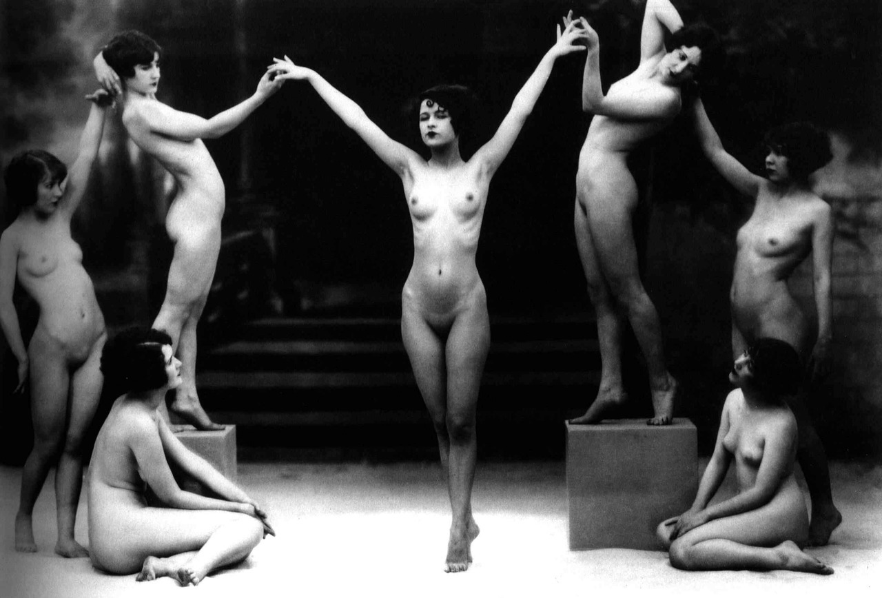 Nude Women Performance 71
