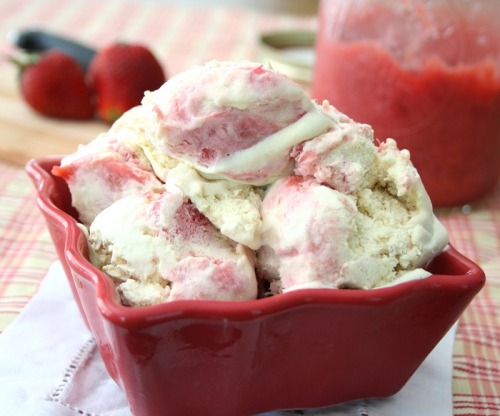 ilufood: Strawberry rhubarb swirl ice cream 