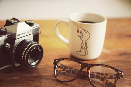 flanerie: coffee, camera and glasses by Tatyanna Gois on Flickr. 