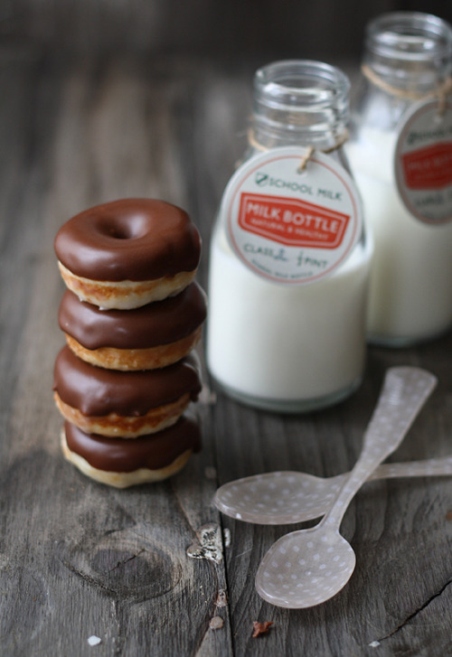 xosweeties: mini chocolate doughnuts
