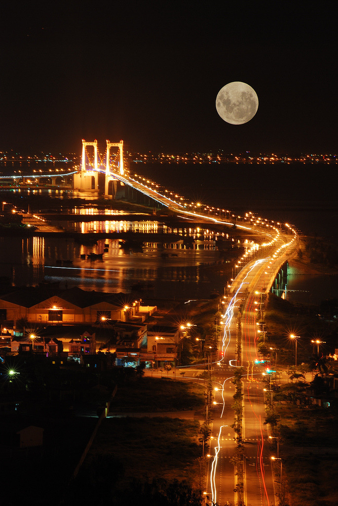 travelingcolors: Super Full Moon in Da Nang | Vietnam (by gienkhan) 