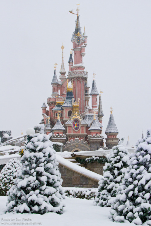 heavenspressure: Wandering through a very snowy Parc Disneyland (by PeterPanFan) 