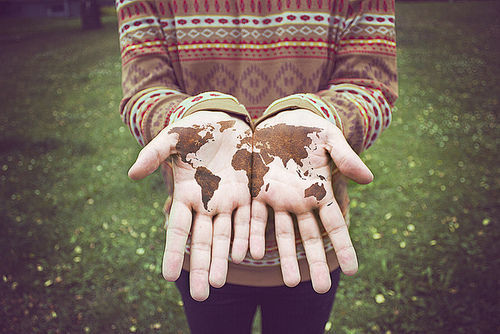 theindiesquirrelandmoose:I have the world in my hands. 