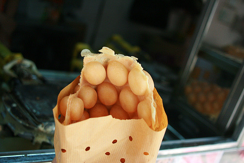 weheartasians:  Egg WafflesEgg waffles, also known as eggettes, are a popular street food in Hong Kong.Photo via flickr 