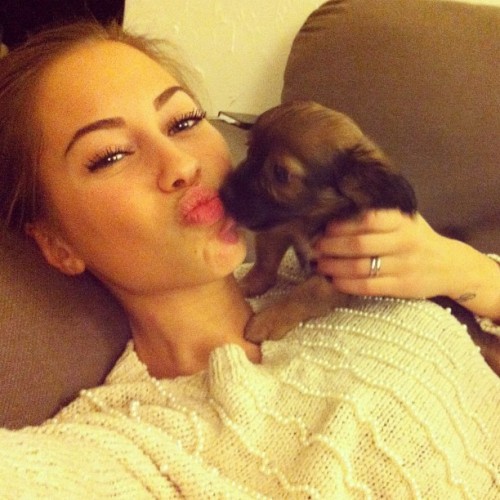 shesawh0re: picturesoftheweek: Aaawwww cozy times with le puppy ❤ - kenzas https://instagr.am/p/SV9p8FwIDj/ xx