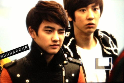 121129 D.O. at airport to HK for Mama awards